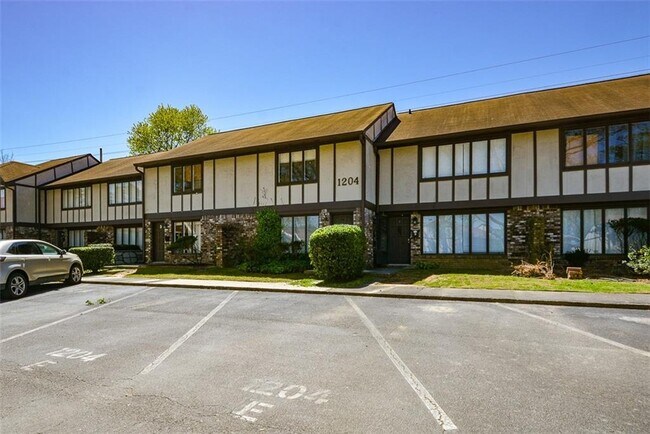 Building Photo - 1204 Ashborough Rd SE