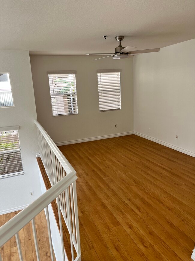 Dining or lounge area - 1345 E Grand Ave