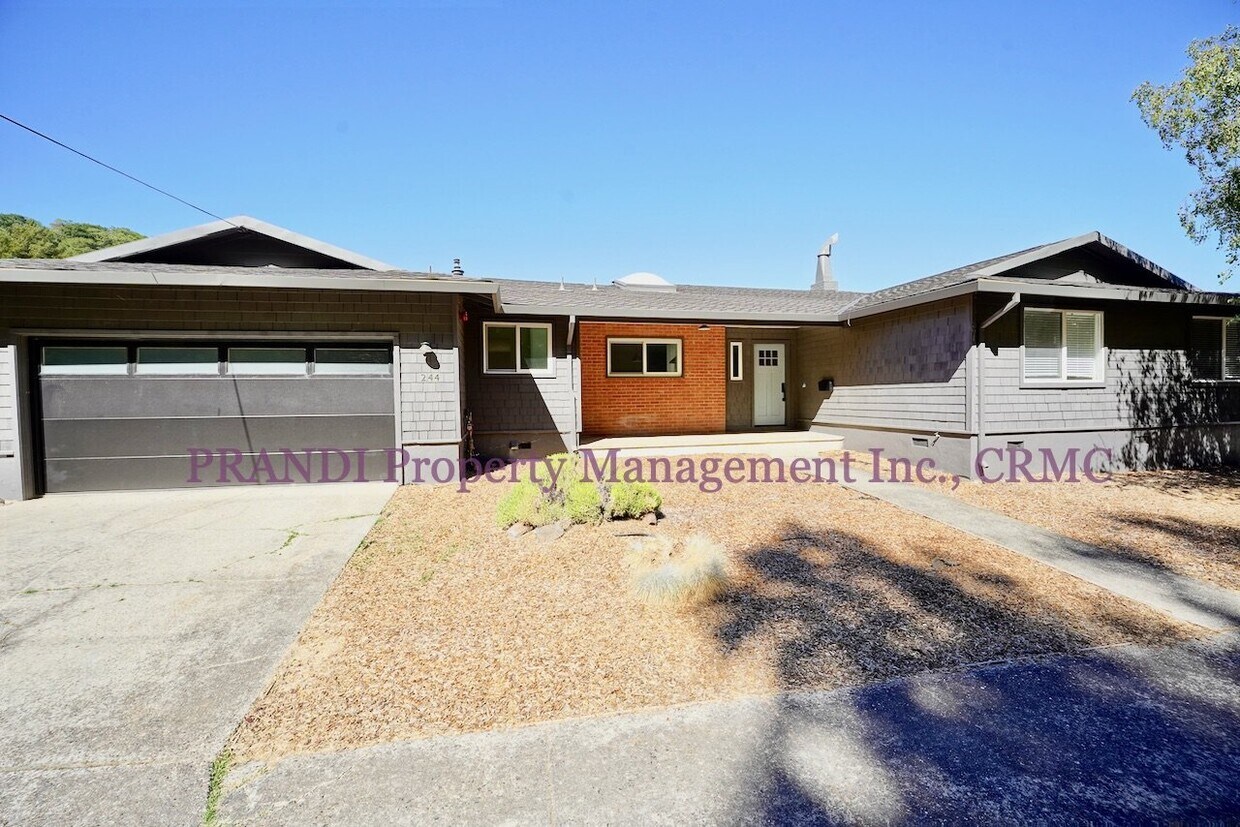 Foto principal - Completely Renovated Fairfax Home with A/C!