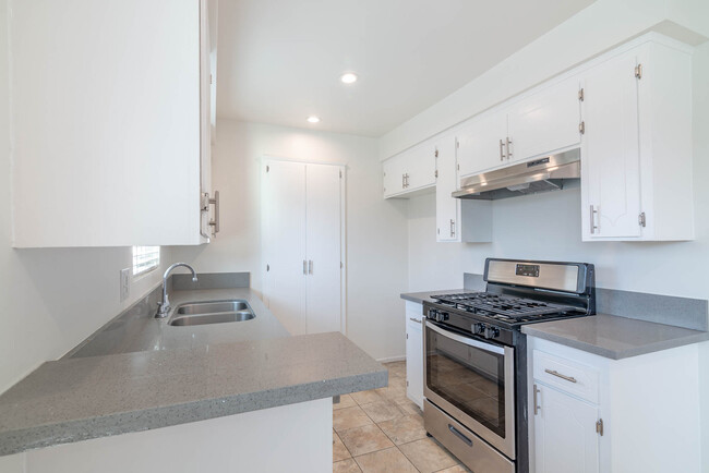 Foto del edificio - 1439 S Point View Street