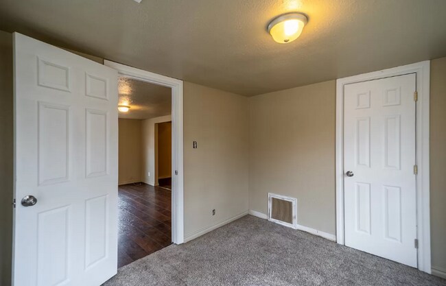 Building Photo - 2 Bed, 1 Bath Home with Charming Porch and...