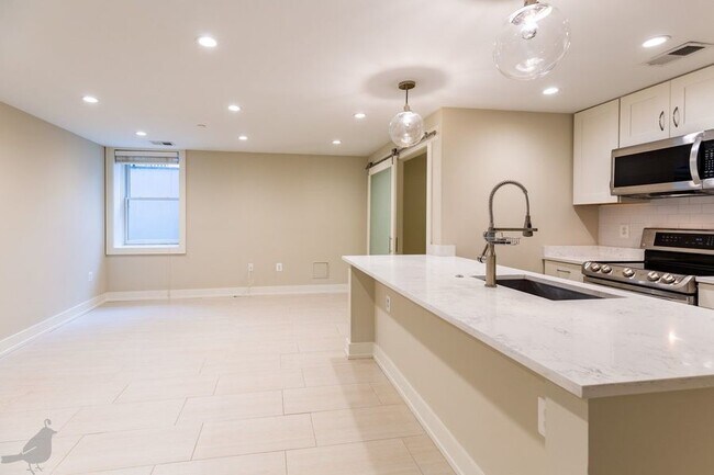 Foto del edificio - Chic One-Bedroom Plus Den Near Eastern Mar...