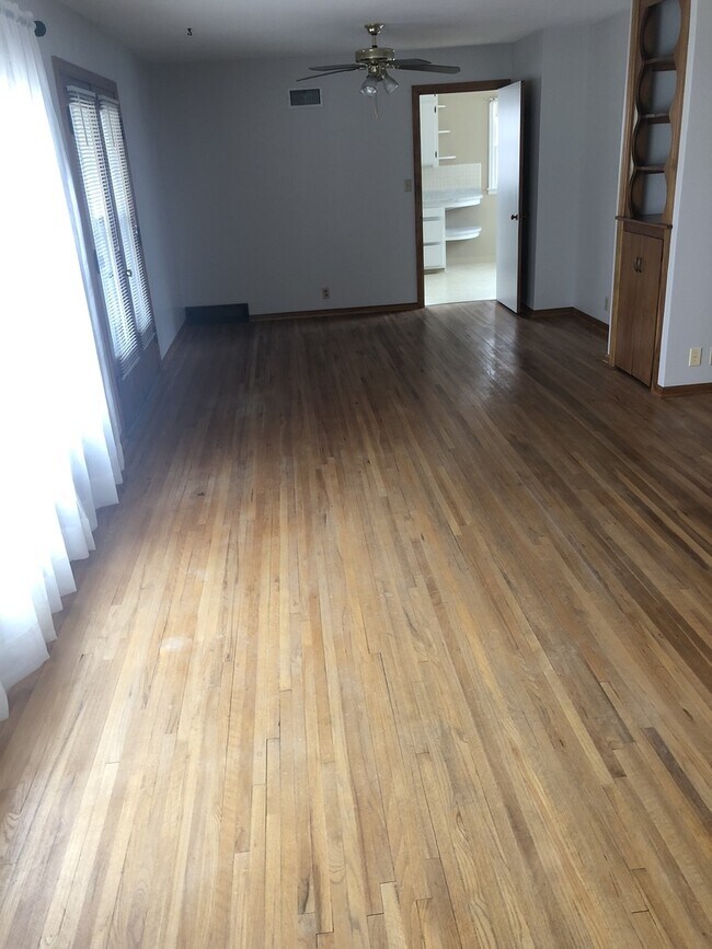 Building Photo - Large home in the Courtland addition
