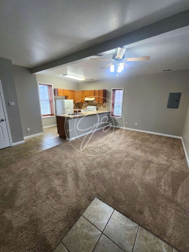 Building Photo - "Charming 1-Bedroom Duplex in Toledo's Vibrant North Huron Neighborhood!"