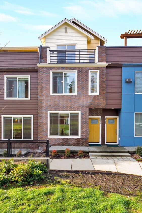 Primary Photo - Bellevue spacious townhome living - 2 car ...