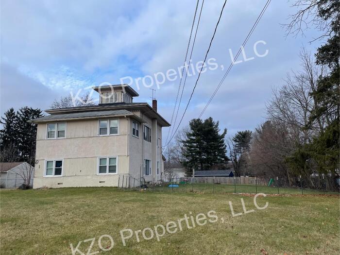 Primary Photo - 3 bed 1 bath 2nd floor apt in duplex (fant...