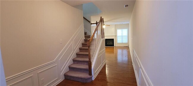Building Photo - 2429 Fairlie Dr