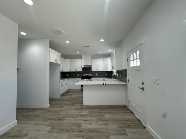 Building Photo - Willow Cir