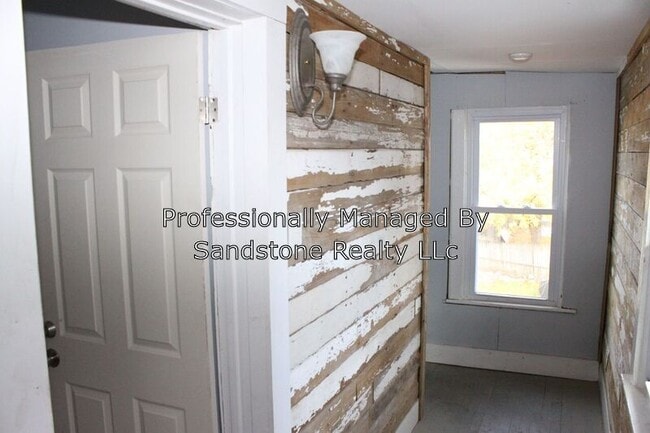 Building Photo - Updated Studio