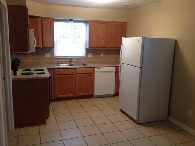 Building Photo - Duplex Ready to Rent! 2 Bedroom 1.5 Bath