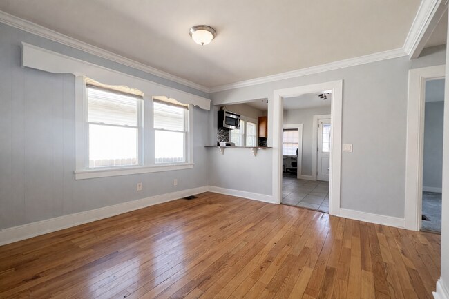 Foto del edificio - Charming 2BR Home with Yard, Porch & In-Home Laundry