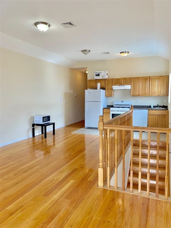 Building Photo - 44 Dales Ave