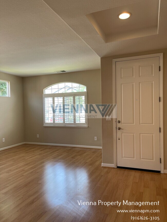 Building Photo - Spacious 3 Bedroom Home in Great Location