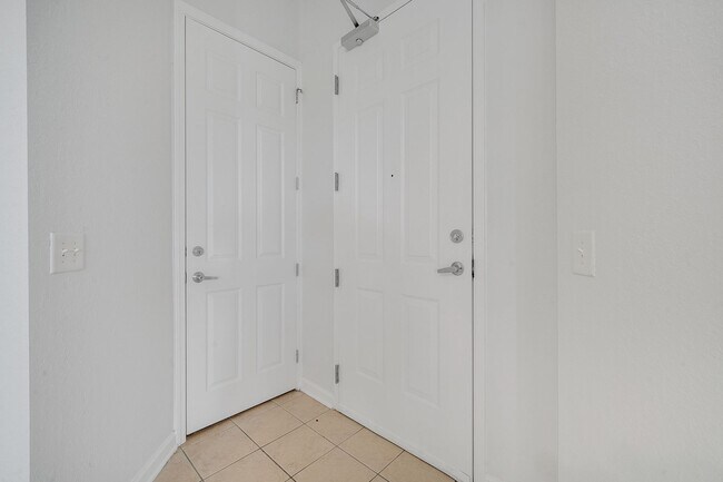 Building Photo - Beautiful 3/2 Condo in Davenport! Water and basic internet included!