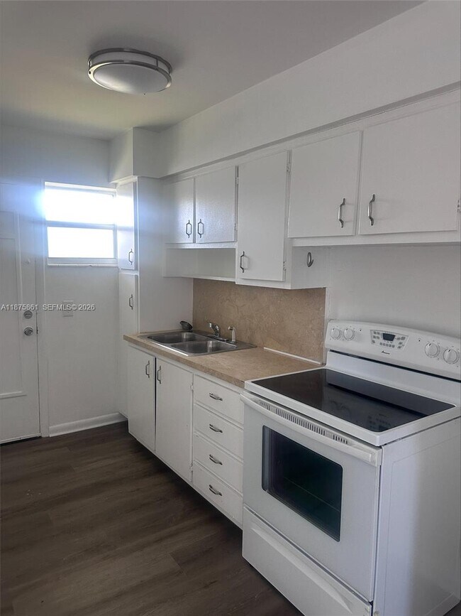 Foto del edificio - 1931 NE 168th St