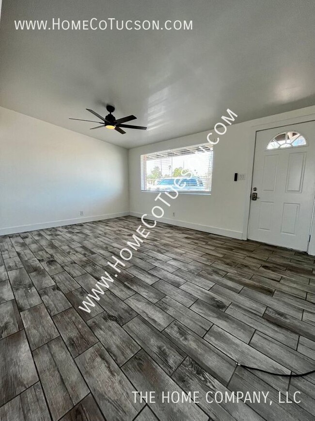 Building Photo - 1001 S Baylor Drive- Beautifully updated E...