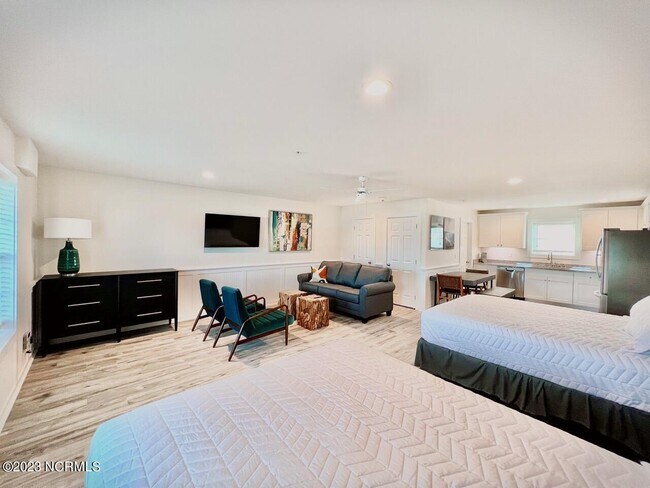 Foto del edificio - 605 N Topsail Dr