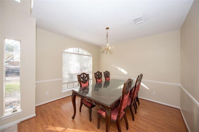 Foto del edificio - 6403 Drake Elm Dr