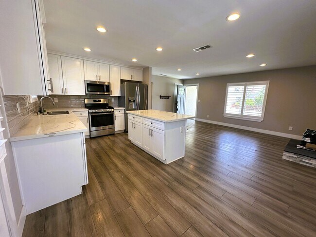 Foto del edificio - Beautiful 2-Bedroom Home with Large Backyard