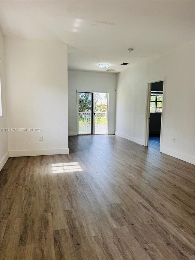 Foto del edificio - 364 NE 25th Pl