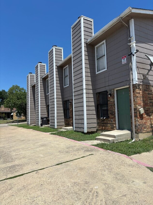 Primary Photo - Gated Community with Updated 2-Bedroom, 1....