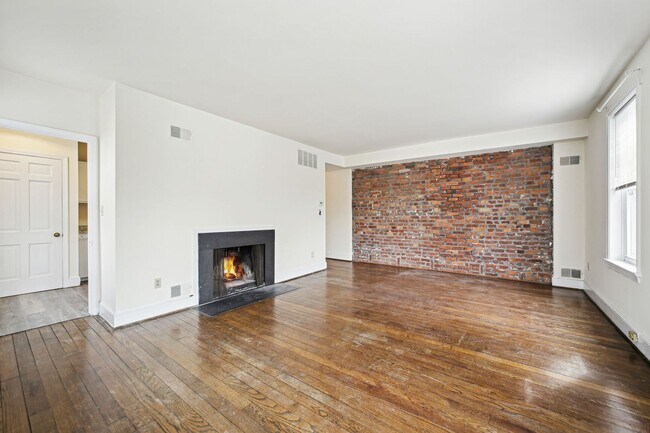 Foto del edificio - 2 bed // 1 bath Close to Capitol Hill & Th...