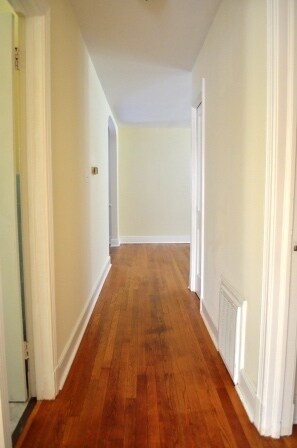 Foto del edificio - 3 BR/ 1 BA Lakeside Three bedroom with large fenced yard and detached garage/workshop