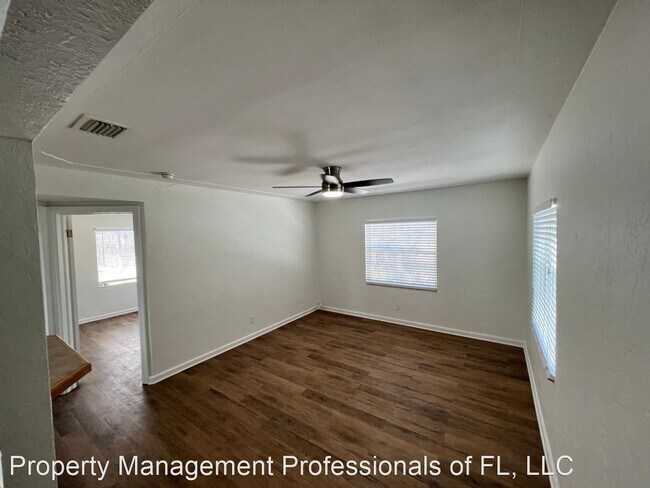 Foto del edificio - 1 br, 1 bath House - 136 1/2 30th Ave N