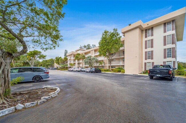 Building Photo - 3051 S Palm Aire Dr
