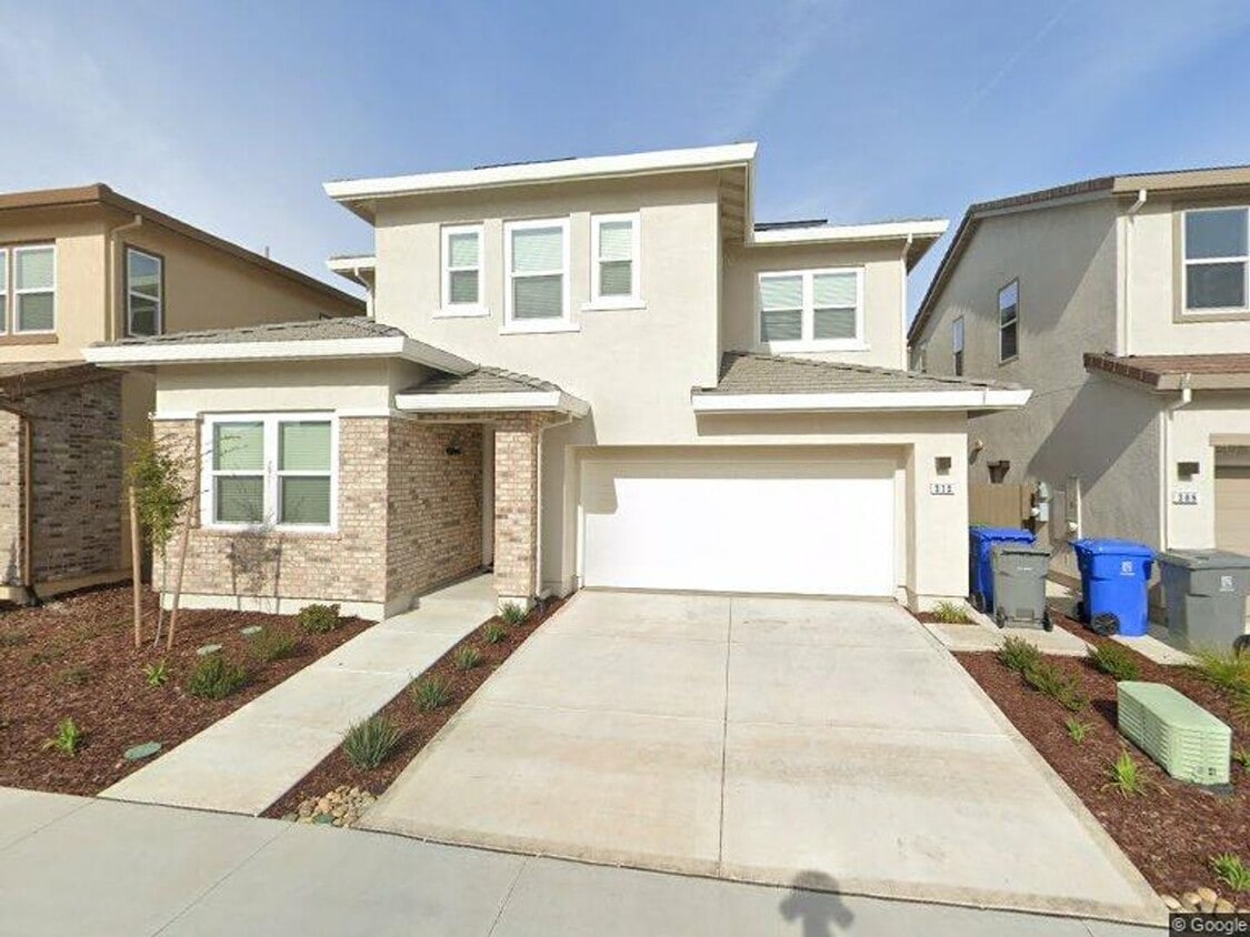Primary Photo - Spectacular Folsom 4/3 Home Waiting For Yo...