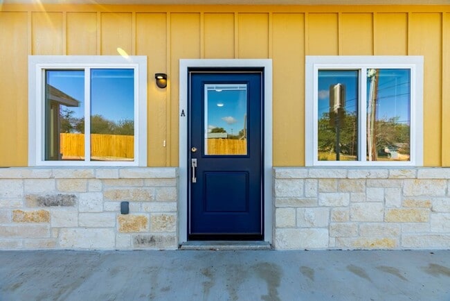 Building Photo - FOR LEASE!!