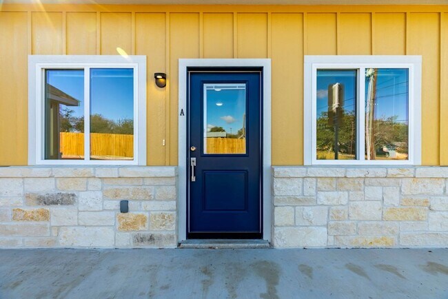 Foto del edificio - FOR LEASE!!