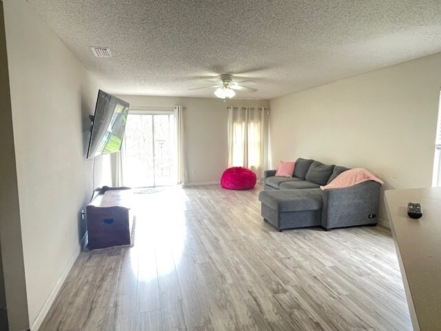 Foto del edificio - 736 Wynfield Cir
