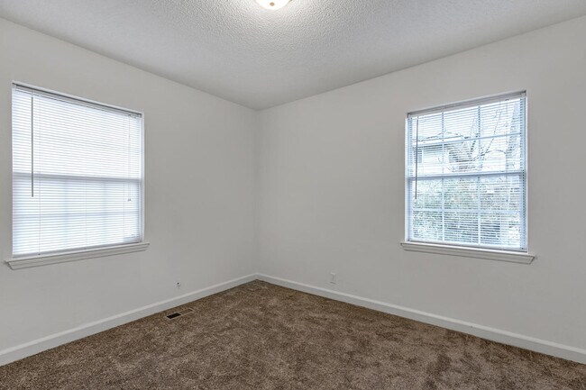 Building Photo - 304 Glenwood Cir