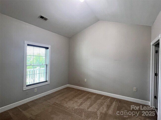 Foto del edificio - 8635 Coralbell Ln