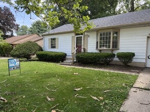 Building Photo - 806 Oakcrest Dr
