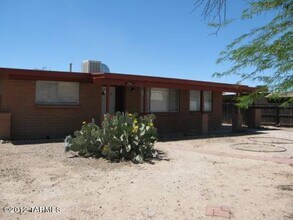 Building Photo - 7441 N Rae Ave