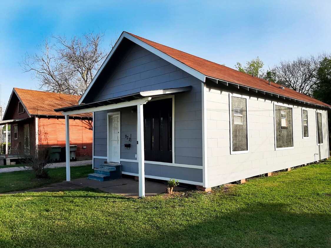 Primary Photo - 932 Dallas Ave
