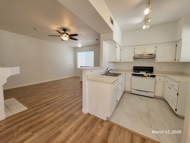 Foto del edificio - 9050 W Warm Springs Rd