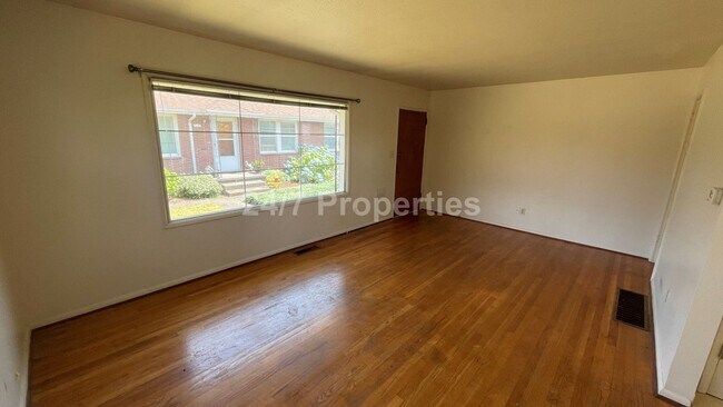 Foto del edificio - Cozy 2 BD | 1 BA Apartment w/ Full Basemen...