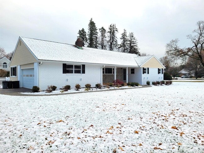 Building Photo - 6 Oakridge Dr