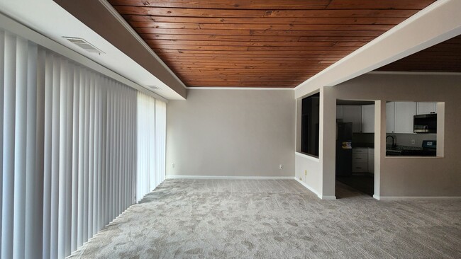 Building Photo - Completely Remodeled 2/2 Condo