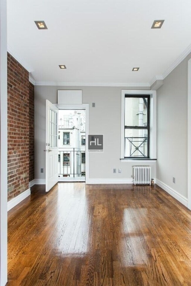 Building Photo - MOTT ST.