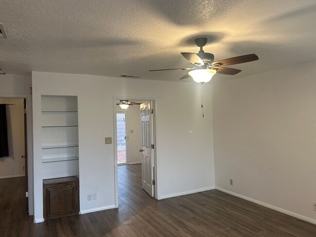 Building Photo - CLEAN 2 BEDROOM TOWNHOME READY TO MOVE IN!