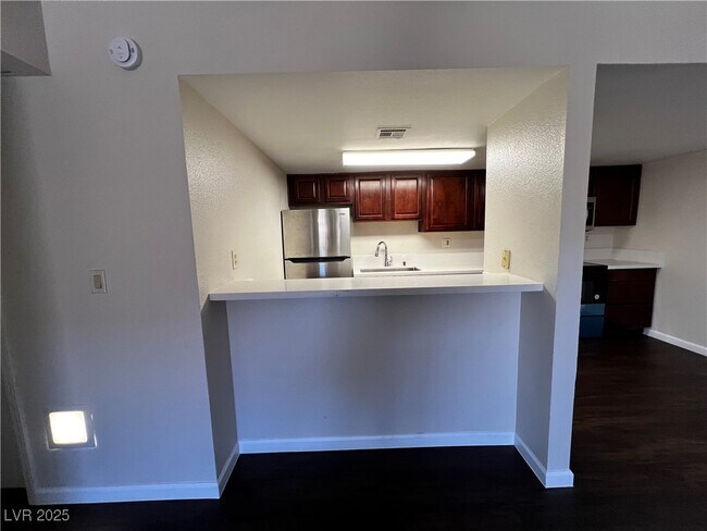 Foto del edificio - 5021 River Glen Dr