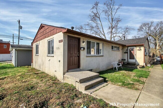 Building Photo - 2451 Hiawatha St