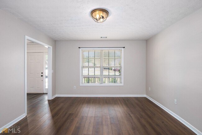 Building Photo - 240 Lake Valley Dr SW