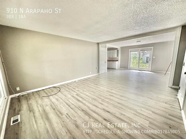 Building Photo - 910 N Arapaho St