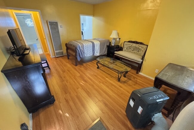 Building Photo - 1152 Irolo St