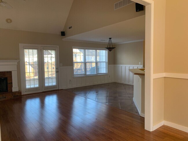 Foto del edificio - Great location, close to everything, newly...